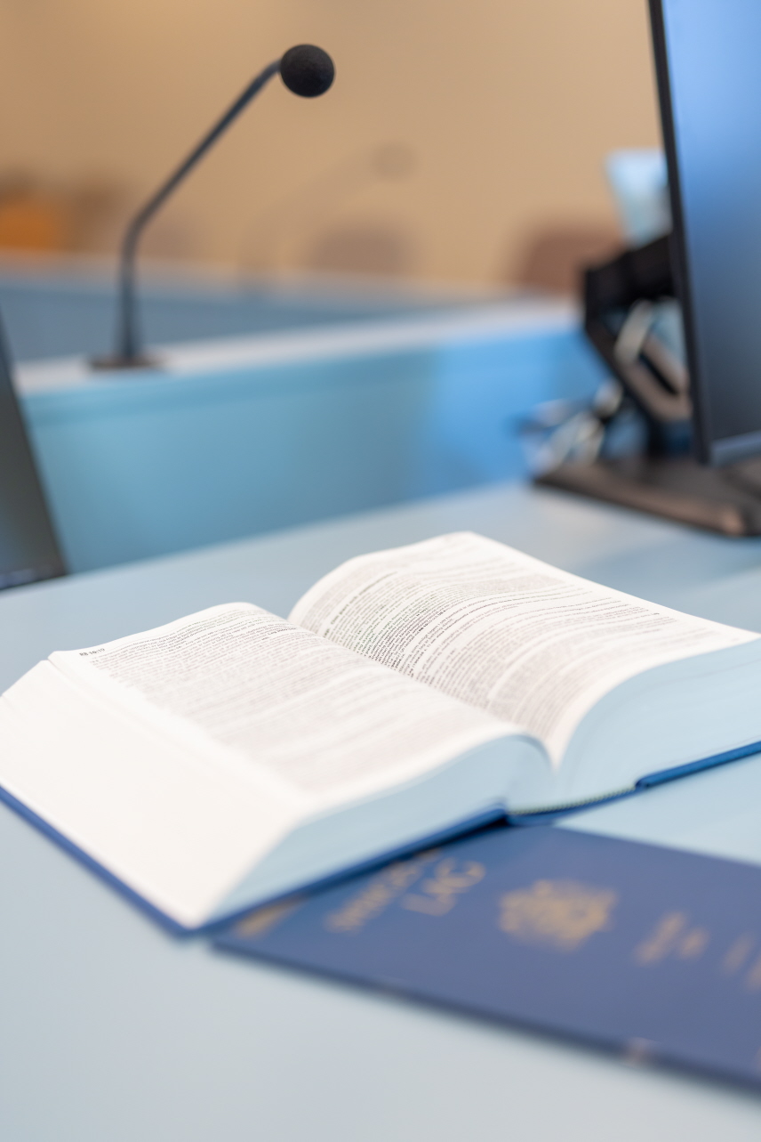 Lagbok och tillägg vid rättens bord