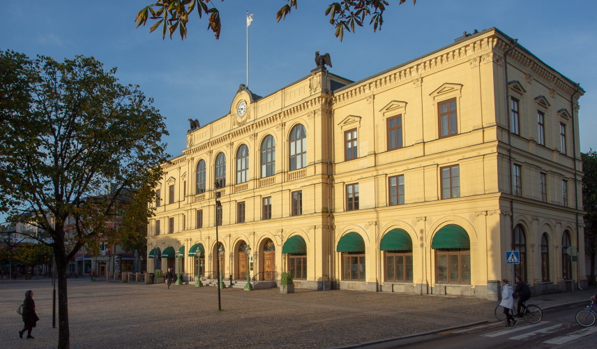 Värmlands tingsrätt och Förvaltningsrätten i Karlstad exteriört. Foto.