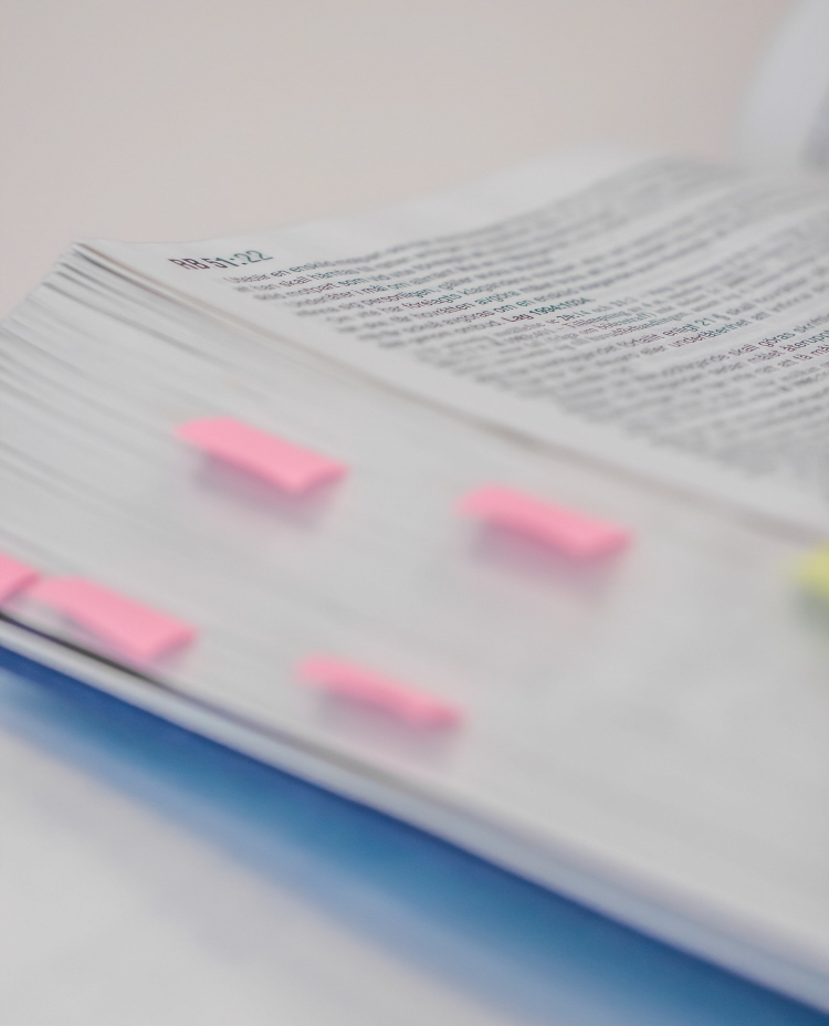 Uppslagen lagbok med post its