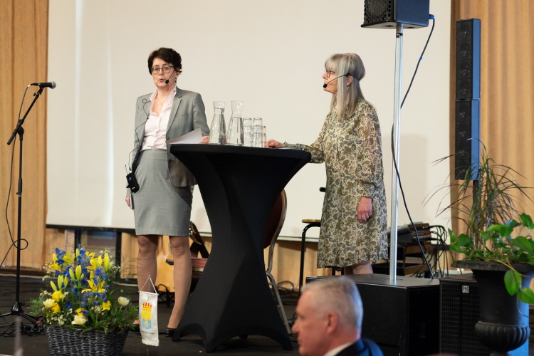 Hovrättspresident Agneta Ögren och kammarrättspresident Ylva Johansson håller tal.
