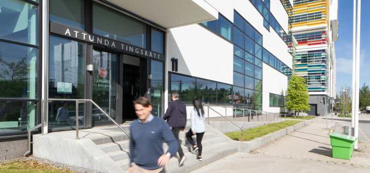 Entrén till Attunda tingsrätt. Foto.