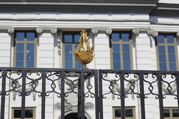 Grind med guldornament framför Högsta domstolen