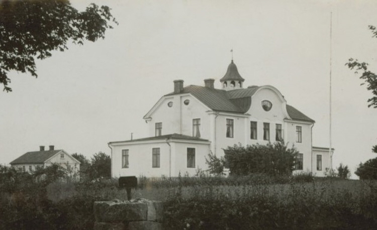Svartvitt fotografi av nya tingshuset i Tjureda 1909