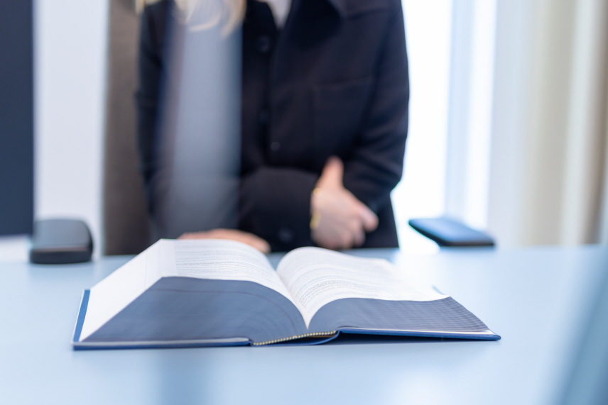 Lagbok vid rättens bord.