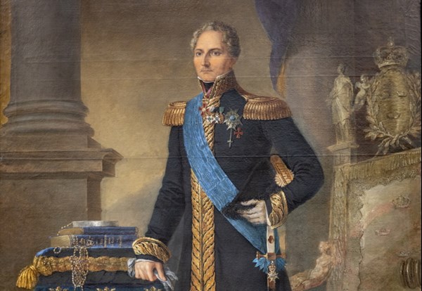 Målning med kung Karl XIV Johan stående i uniform i ett rum med silvertron i bakgrunden.