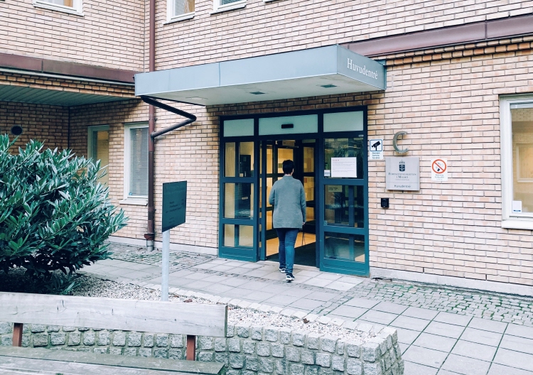 Huvudentrén och ingång till receptionen finns i hus C