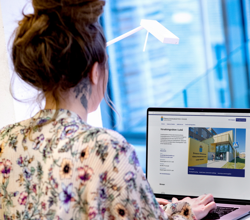 Kvinna framför dator.