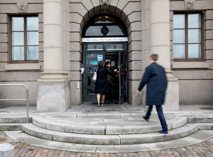 Hovrättens entré. Foto.