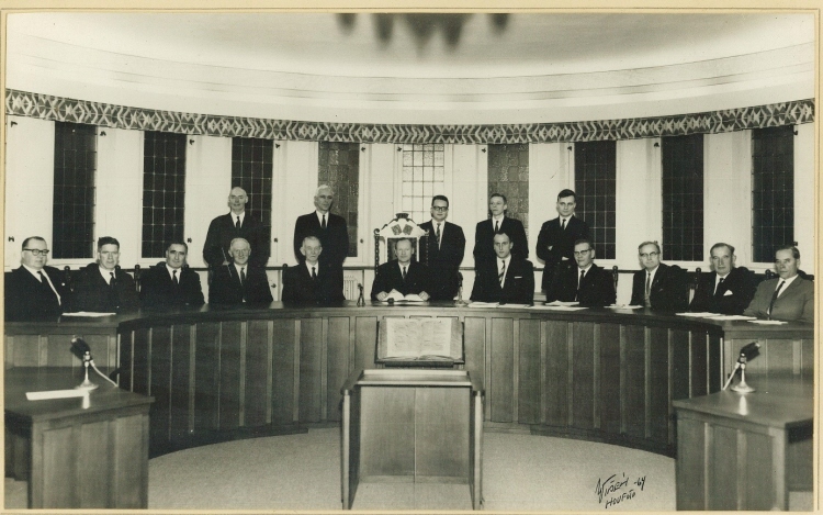 Svartvitt fotografi av rättens ledamöter i Östra Värends tinggsal 1964