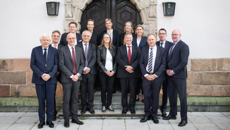 Justitieråd på HFD: Helena Jäderblom, Henrik Jermsten, Margit Knutsson, Kristina Ståhl, Thomas Bull, Per Classon, Inga-Lill Askersjö, Mahmut Baran, Leif Gäverth, Ulrik von Essen, Mats Anderson, Linda Haggren, Magnus Medin, Martin Nilsson