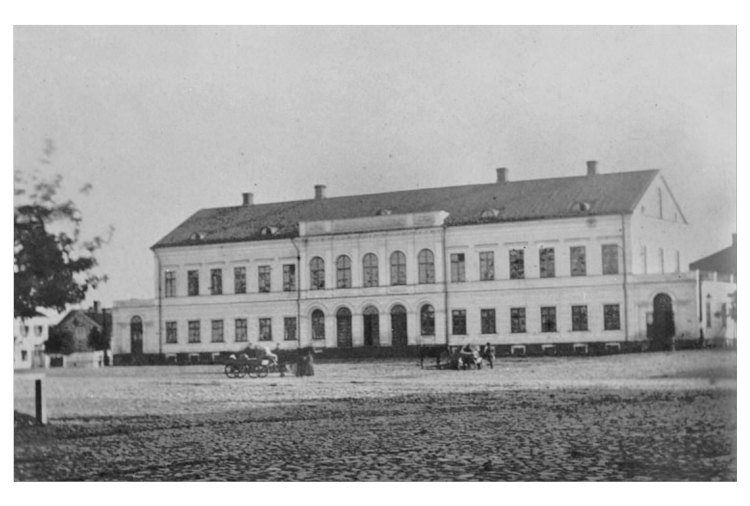 Svartvitt fotografi av Växjö rådhus på Stortorget, nuvarande Stadshotellet
