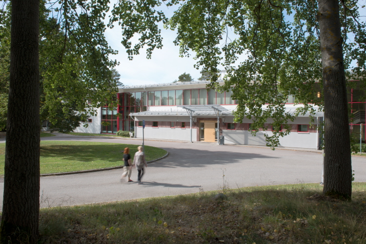 Falu tingsrätt utanför entrén. Foto.