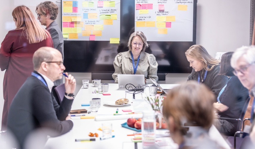 Workshopdeltagare i ett konferensrum.
