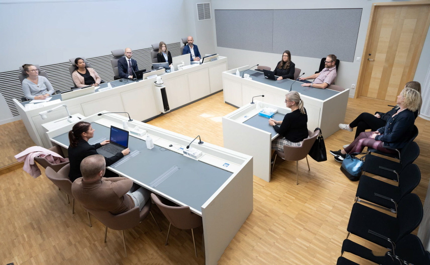 Brottmål i huvudförhandling med överblick. Rättens ordförande, protokollförare och nämndemän. Åklagare, målsägande, försvarare och tilltalad samt vittne och åhörare.