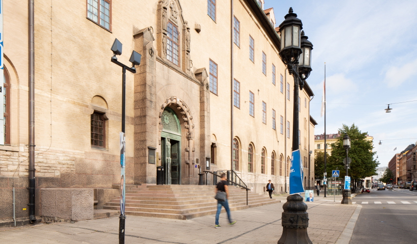 Stockholm tingsrätt, Rådhuset, stora entrén Scheelegatan 7. Foto.