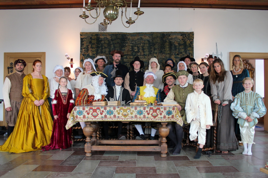 Gruppfoto med medarbetare klädda i 1600-talskläder.