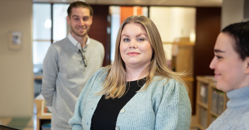 Föredragande och två notiarie-medarbetare i domstolens aktrum