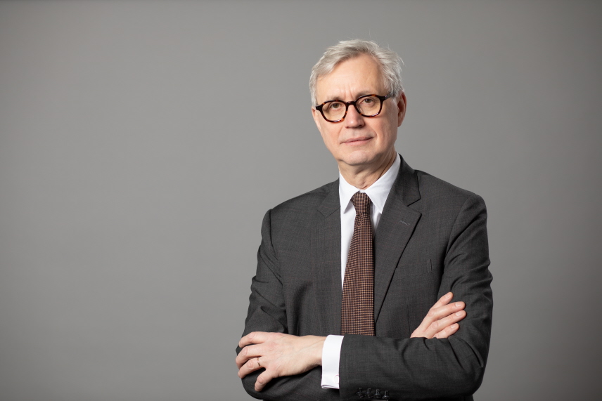 Anders Eka med armarna i kors tittar in i kameran.