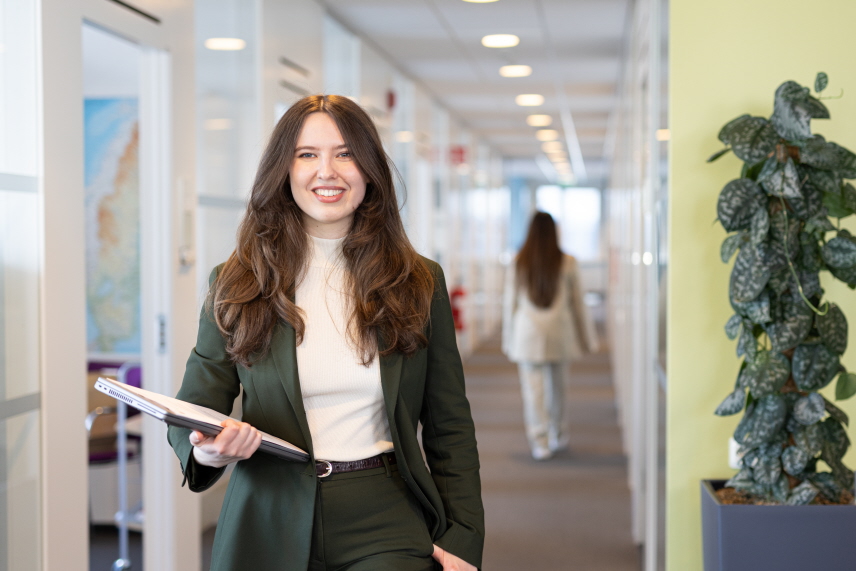 En notarie går i en korridor.