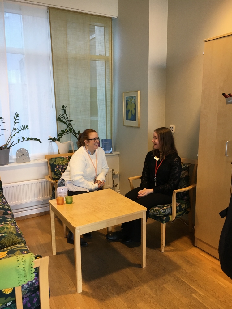 Natalie Hansdotter och Anna Gustavsson i ett av vittnesstödsrummen