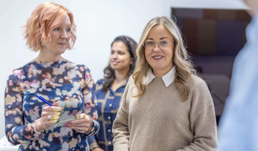 Tre kvinnor, ögonblicksbild under en workshop.