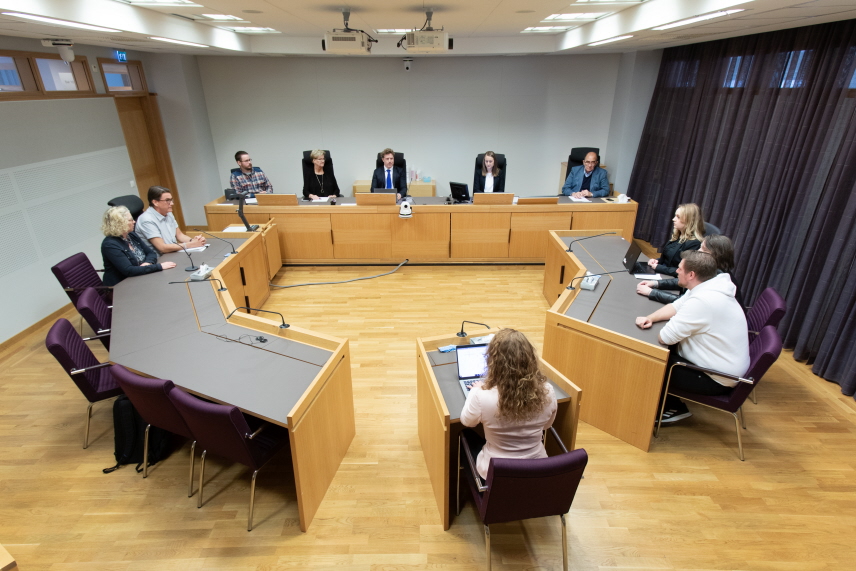 I vissa mål kallar förvaltningsrätten parterna till en muntlig förhandling. Det är ett komplement till den skriftliga utredningen.