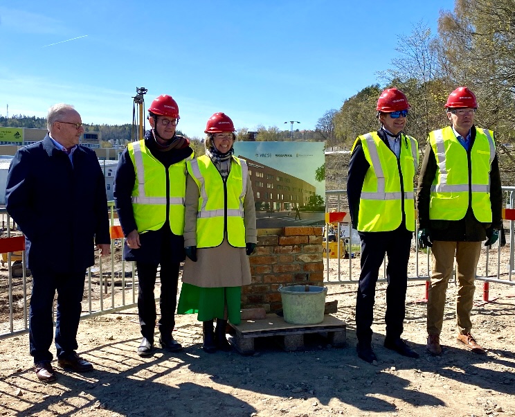 De första stenarna på nya Borås tingsrätt är murade.