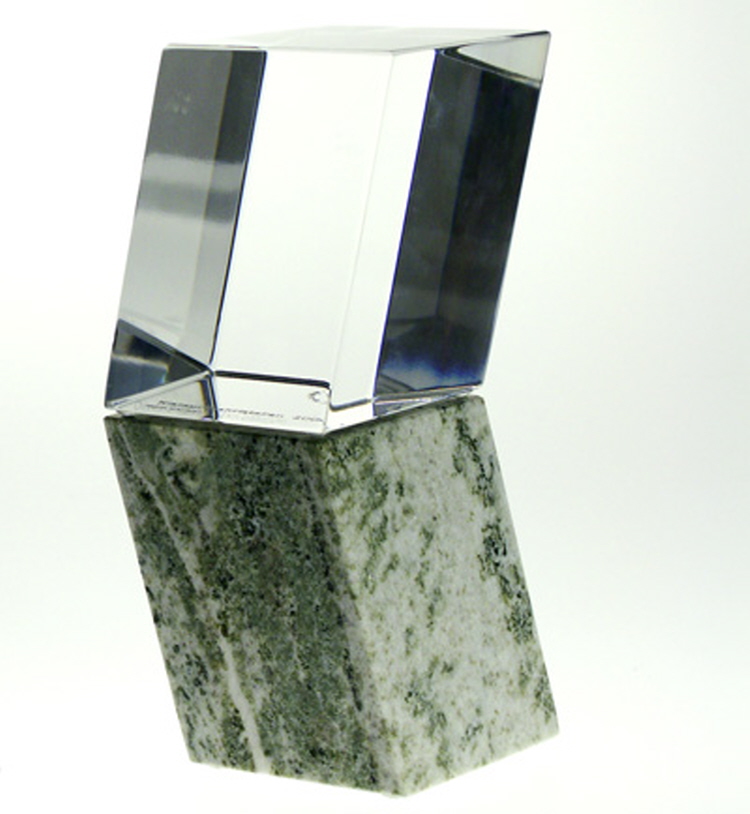 Klarspråkskristallen, kristallromboeder på fot av marmor