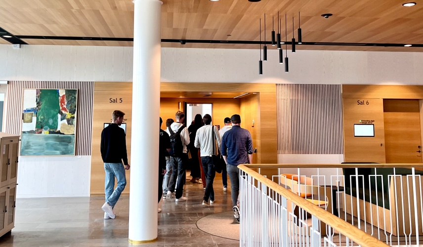 Besökare på väg in i en förhandlingssal