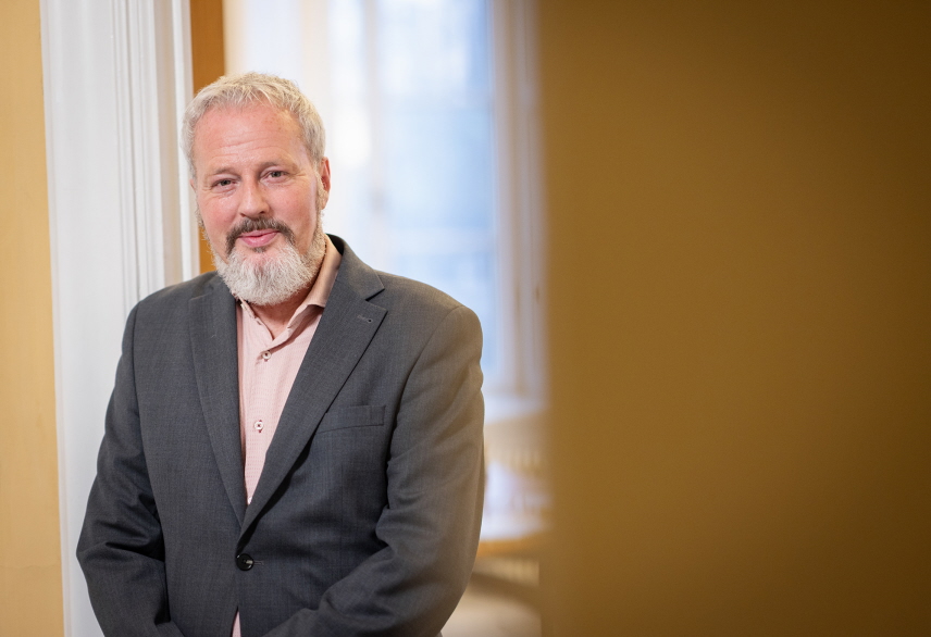 Peder LiIjeqvist står i en dörröppning