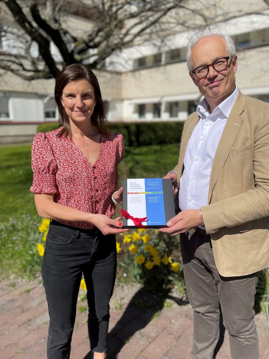 Chefsrådmannen Tomas Alvå och handläggarchefen Emma Eklund Karlsson  håller i resultatet av enkäten.