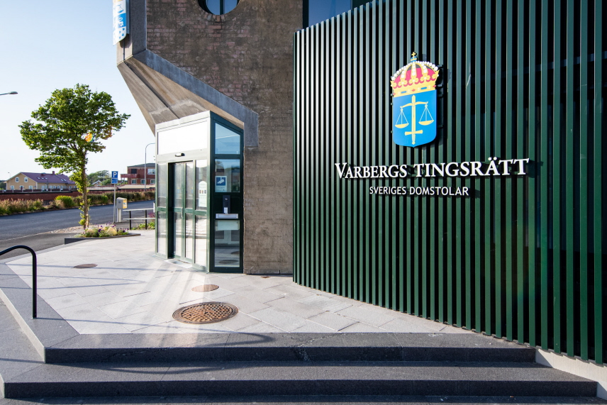 Varbergs tingsrätts entré. Foto.