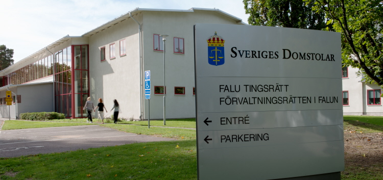 Skylt vid entrén till Förvaltningsrätten i Falun. Foto.