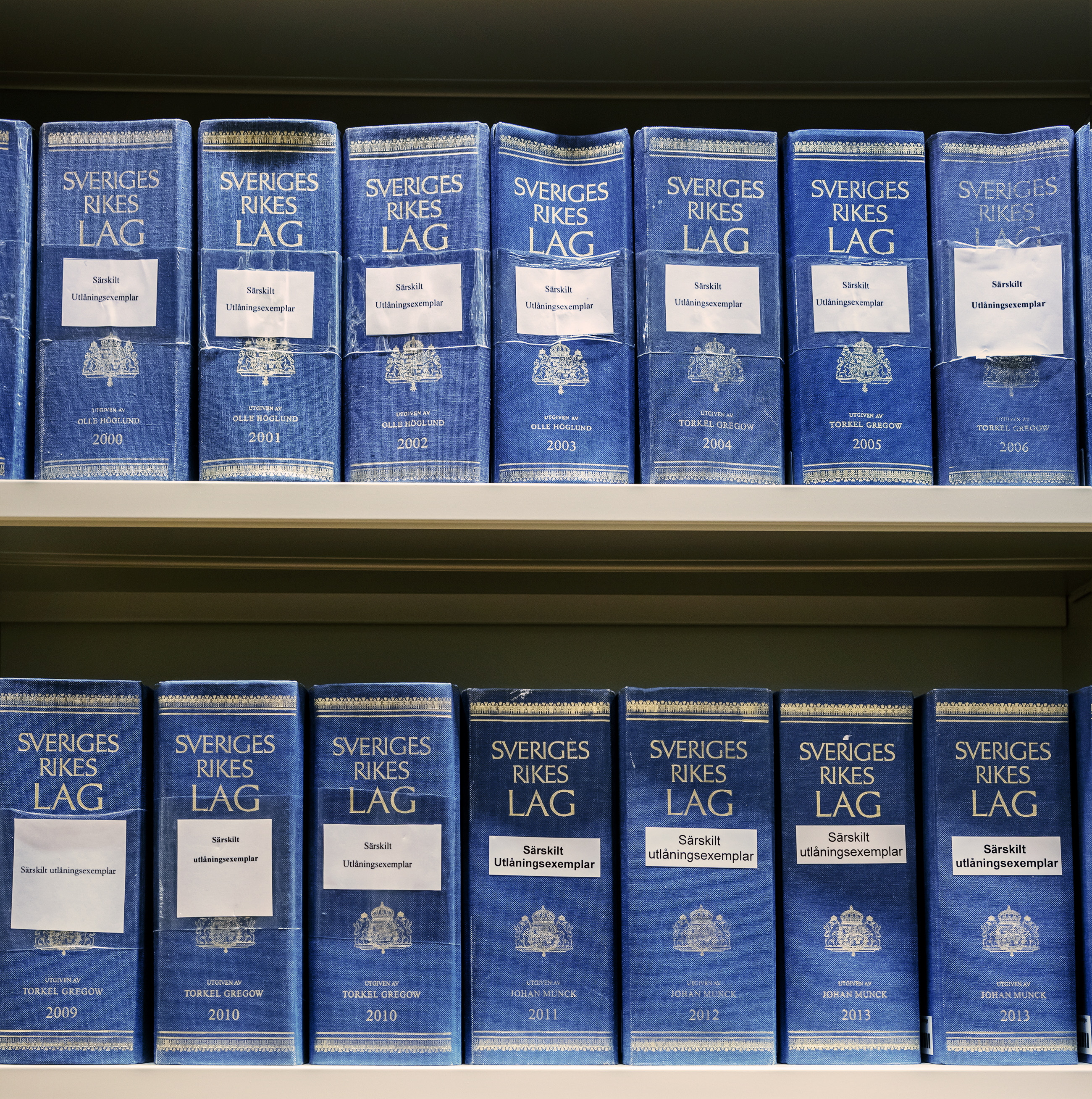 Lagböcker i en bokhylla, detaljbild från Sveriges Domstolar