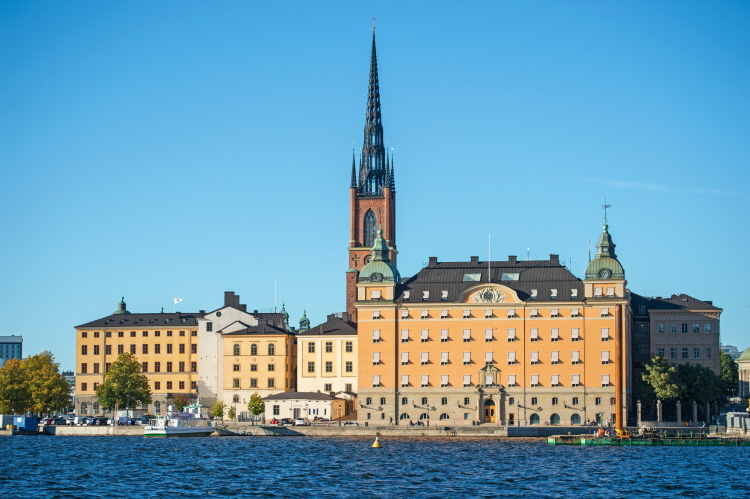 Fasaden och vattnet för Migrationsöverdomstolen vid Kammarrätten i Stockholm
