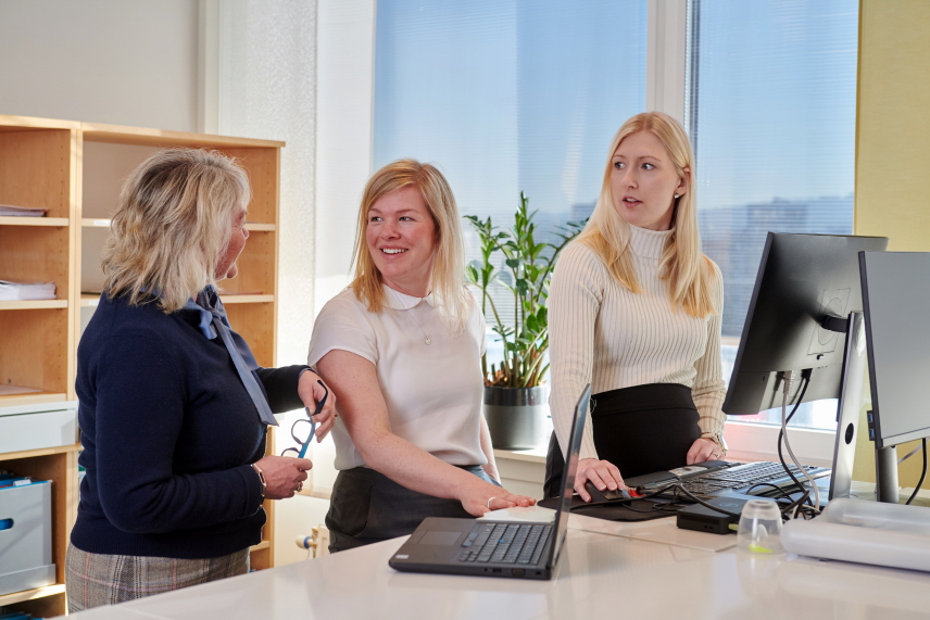 Domstolsmedarbetare i samråd. Foto: Tommy Hvitfeldt