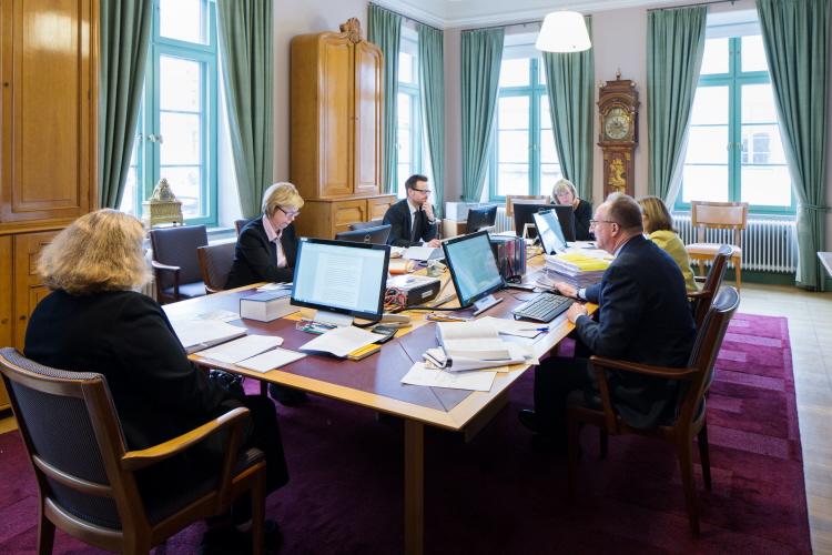 A judge referee presenting a case before the justices