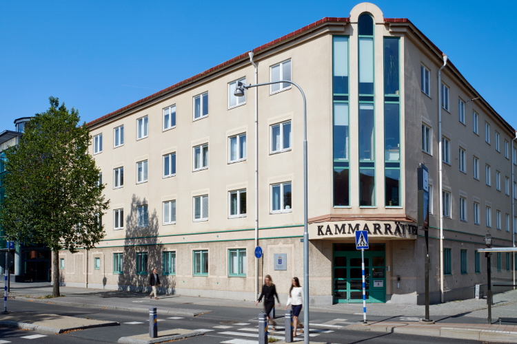 Kammarrättens entré sett från gatan
